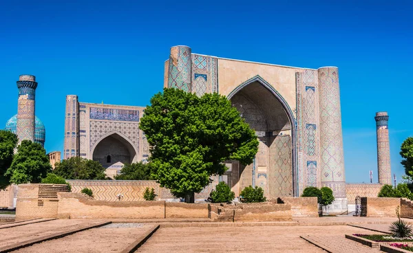Мечеть Биби-Ханым в Самарканде — стоковое фото