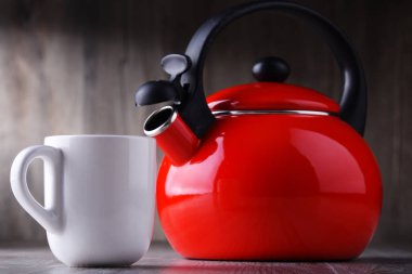 Bir fincan kahve ve düdüklü paslanmaz çelik soba..