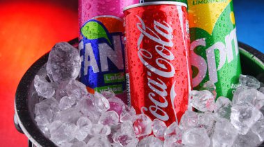 POZNAN, POL - 15 MAYIS 2020: Coca Cola, Fanta ve Sprite, Coca Cola Company 'nin ana markaları, Amerikan çokuluslu içecek şirketi, merkezi Atlanta, Georgia, ABD' de