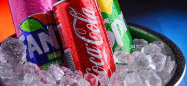 POZNAN, POL - 15 MAYIS 2020: Coca Cola, Fanta ve Sprite, Coca Cola Company 'nin ana markaları, Amerikan çokuluslu içecek şirketi, merkezi Atlanta, Georgia, ABD' de