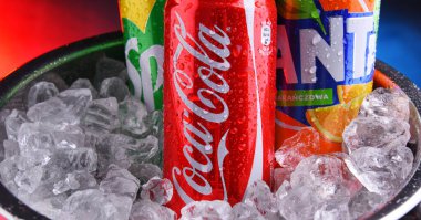 POZNAN, POL - 15 MAYIS 2020: Coca Cola, Fanta ve Sprite, Coca Cola Company 'nin ana markaları, Amerikan çokuluslu içecek şirketi, merkezi Atlanta, Georgia, ABD' de