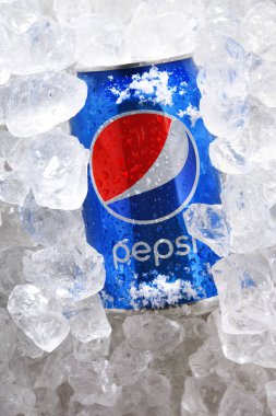 POZNAN, POL - 22 Mayıs 2020: PepsiCo tarafından üretilen ve üretilen bir kutu Pepsi. Bu içecek 1893 'te Brad' in İçkisi adı altında üretildi ve geliştirildi.
