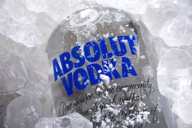 POZNAN, POL - 22 Mayıs 2020: Bir şişe Absolut Vodka, İsveç 'te üretilen bir votka markası. Fransız grup Pernod Ricard 'a ait dünyanın en büyük alkollü ruhlarından biridir.