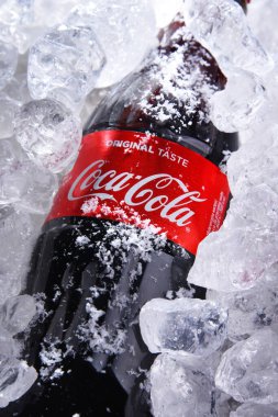 POZNAN, POL - 22 Mayıs 2020: The Coca-Cola Company tarafından üretilen bir şişe Coca-Cola.