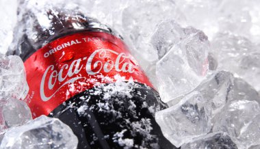 POZNAN, POL - 22 Mayıs 2020: The Coca-Cola Company tarafından üretilen bir şişe Coca-Cola.