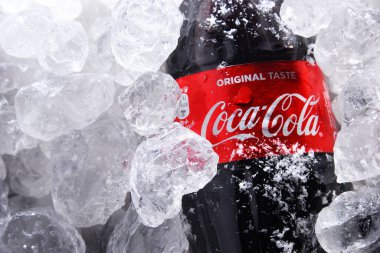 POZNAN, POL - 22 Mayıs 2020: The Coca-Cola Company tarafından üretilen bir şişe Coca-Cola.