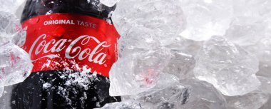 POZNAN, POL - 22 Mayıs 2020: The Coca-Cola Company tarafından üretilen bir şişe Coca-Cola.
