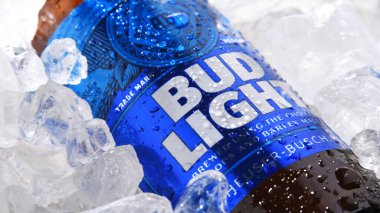 POZNAN, POL - 22 Mayıs 2020: Bir şişe Bud Light bira, 1982 yılında Anheuser-Busch tarafından üretilen bir Amerikan hafif birası..