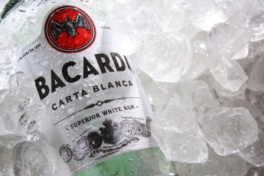 POZNAN, POL - 28 Mayıs 2020: Bacardi beyaz rom şişesi, Bacardi Limited 'in bir ürünü, dünyanın en büyük özel mülkiyetli, aile ruhları şirketi, merkezi Hamilton, Bermuda' da..