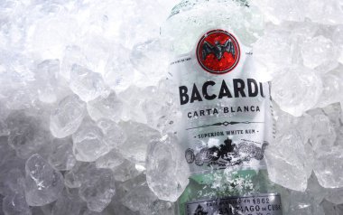 POZNAN, POL - 28 Mayıs 2020: Bacardi beyaz rom şişesi, Bacardi Limited 'in bir ürünü, dünyanın en büyük özel mülkiyetli, aile ruhları şirketi, merkezi Hamilton, Bermuda' da..