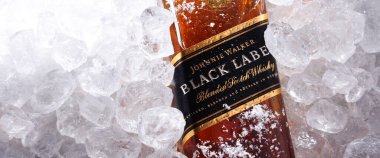POZNAN, POL - 28 Mayıs 2020: Johnnie Walker şişesi, yılda 130 milyon şişe satışla dünyanın en yaygın olarak dağıtılan karışık viski markası..