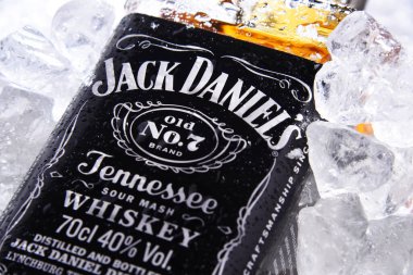 POZNAN, POL - 28 Mayıs 2020: Jack Daniel 's, dünyada en çok satan Amerikan viskisi markası, Jack Daniel Damıtımevi tarafından üretilen ve 1956' dan beri Brown-Forman Şirketi 'ne ait. 
