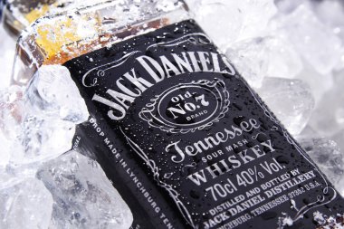 POZNAN, POL - 28 Mayıs 2020: Jack Daniel 's, dünyada en çok satan Amerikan viskisi markası, Jack Daniel Damıtımevi tarafından üretilen ve 1956' dan beri Brown-Forman Şirketi 'ne ait. 