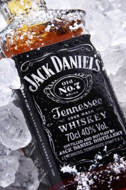 POZNAN, POL - 28 Mayıs 2020: Jack Daniel 's, dünyada en çok satan Amerikan viskisi markası, Jack Daniel Damıtımevi tarafından üretilen ve 1956' dan beri Brown-Forman Şirketi 'ne ait. 