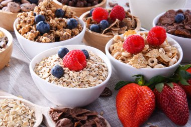 Farklı türde kahvaltı tahıl ürünleri içeren kase.