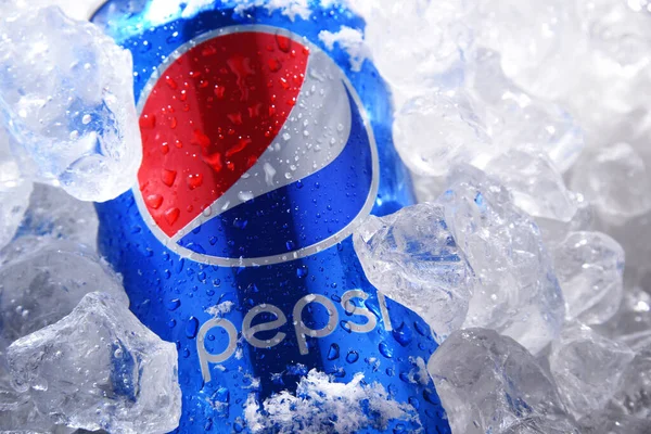 POZNAN, POL - 22 Mayıs 2020: PepsiCo tarafından üretilen ve üretilen bir kutu Pepsi. Bu içecek 1893 'te Brad' in İçkisi adı altında üretildi ve geliştirildi.