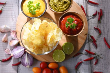 Cam kase patates cipsi ve soslu kompozisyon..