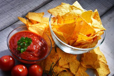 Cam tortilla cipsi ve soslu kompozisyon..