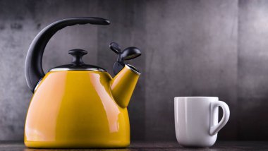 Geleneksel paslanmaz çelik soba ısıtıcısı ve iki litre su.
