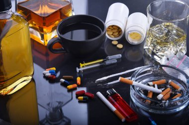 Alkol, sigara ve uyuşturucu gibi bağımlılık yapıcı maddeler.