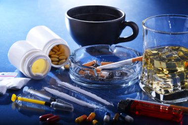 Alkol, sigara ve uyuşturucu gibi bağımlılık yapıcı maddeler.