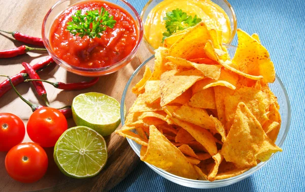 Composición Con Tazón Vidrio Chips Tortilla Salsas Inmersión — Foto de Stock