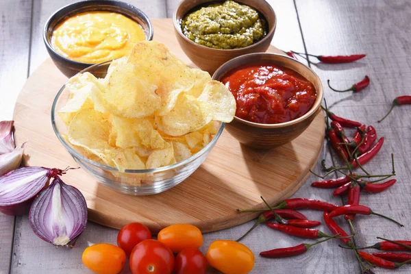 Zusammensetzung Mit Glasschale Mit Kartoffelchips Und Tauchsoßen — Stockfoto