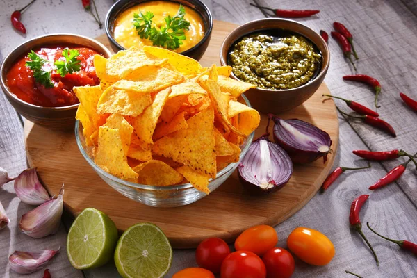 Zusammensetzung Mit Glasschale Mit Kartoffelchips Und Tauchsoßen — Stockfoto