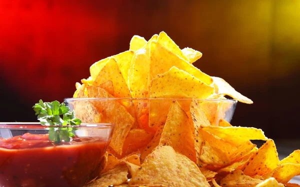 Samenstelling Met Glazen Schaal Van Tortilla Chips Dompelsauzen — Stockfoto