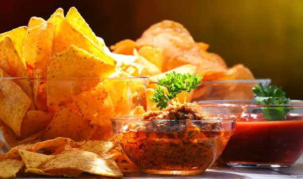 Composición Con Tazón Vidrio Chips Tortilla Salsas Inmersión —  Fotos de Stock