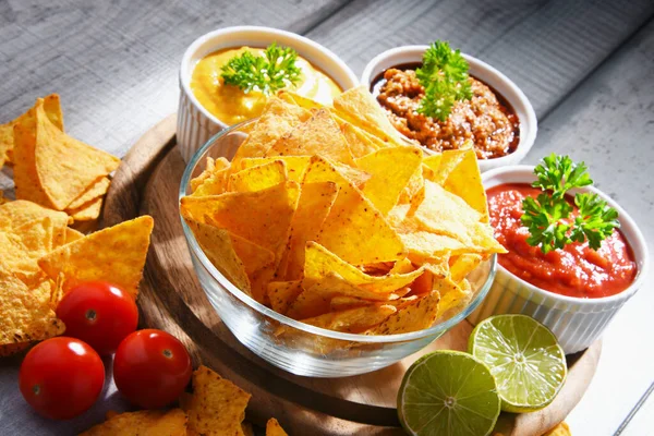 Composición Con Tazón Vidrio Chips Tortilla Salsas Inmersión —  Fotos de Stock