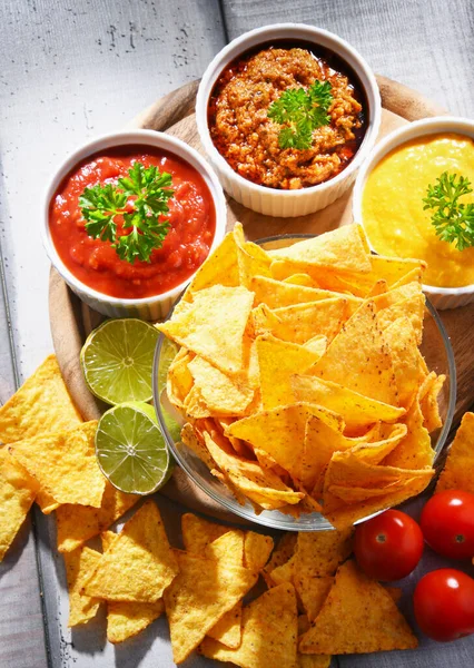 Composición Con Tazón Vidrio Chips Tortilla Salsas Inmersión —  Fotos de Stock