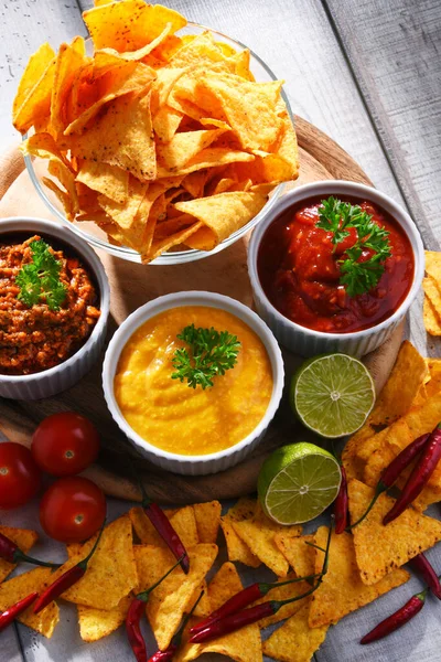 Samenstelling Met Glazen Schaal Van Tortilla Chips Dompelsauzen — Stockfoto