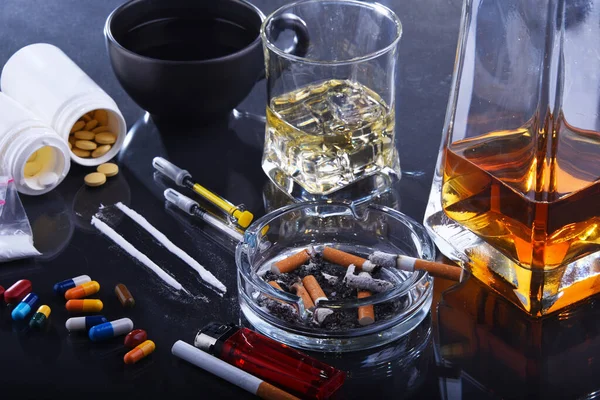 Εθιστικές Ουσίες Συμπεριλαμβανομένων Του Αλκοόλ Των Τσιγάρων Και Των Ναρκωτικών — Φωτογραφία Αρχείου