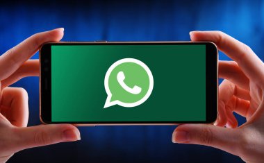 POZNAN, POL - 21 Mayıs 2020: WhatsApp Messenger 'ın logosunu gösteren akıllı telefon, ücretsiz, platformlar arası mesajlaşma ve IP üzerinden ses servisi (VoIP)