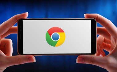 POZNAN, POL - 21 Mayıs 2020: Google tarafından geliştirilen bir ağ tarayıcısı olan Google Chrome 'un akıllı telefon görüntüleme logosu