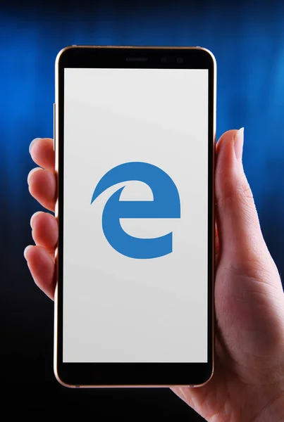 Poznan Pol Května 2020 Ruce Držící Smartphone Logem Microsoft Edge — Stock fotografie