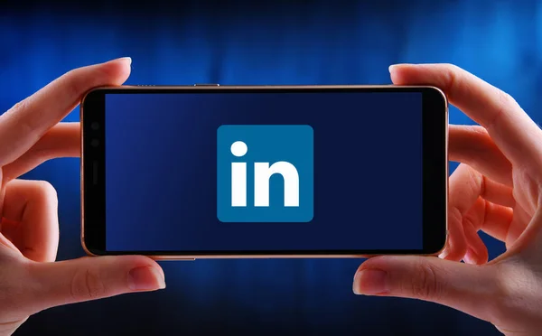 Poznan Pol Maio 2020 Mãos Segurando Smartphone Exibindo Logotipo Linkedin — Fotografia de Stock