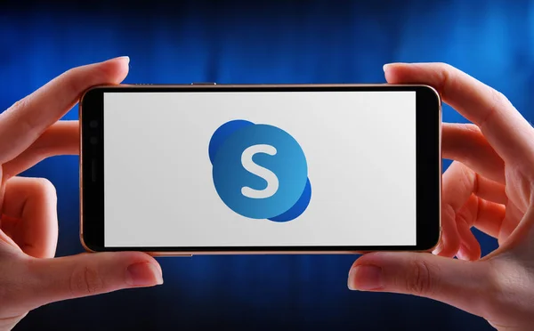 Poznan Pol Maio 2020 Mãos Segurando Smartphone Exibindo Logotipo Skype — Fotografia de Stock