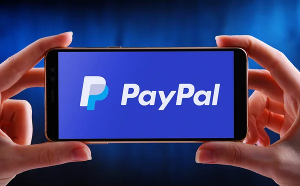 Poznan Pol May 2020 Hand Holding Smartphone Displaying Logo Paypal — Stok Foto