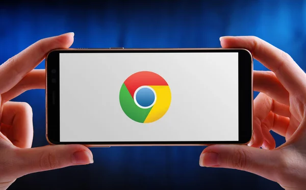 Poznan Pol Maj 2020 Ręce Smartfonem Wyświetlającym Logo Google Chrome — Zdjęcie stockowe