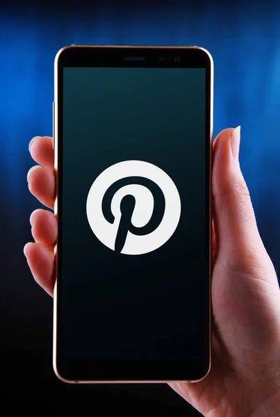 Poznan Pol Mayo 2020 Manos Sosteniendo Logotipo Del Smartphone Pinterest — Foto de Stock