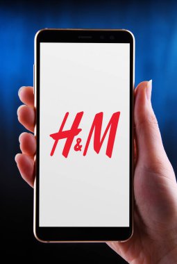 POZNAN, POL - 21 Mayıs 2020: İsveçli çok uluslu giyim perakende satış şirketi Hennes & Mauritz 'in logosunu gösteren akıllı telefon