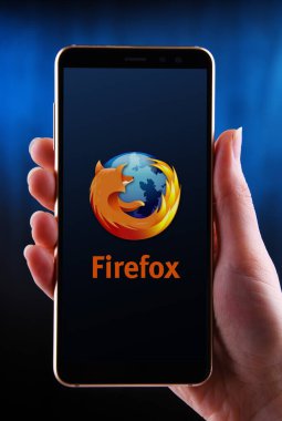 POZNAN, POL - 21 Mayıs 2020: Firefox 'un ücretsiz ve açık kaynaklı web tarayıcısı logosunu gösteren akıllı telefonu tutan eller.