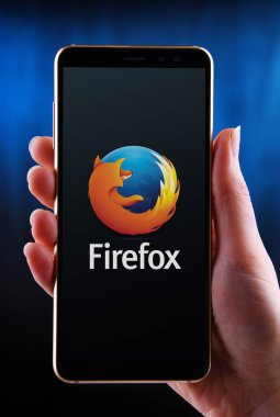 POZNAN, POL - 21 Mayıs 2020: Firefox 'un ücretsiz ve açık kaynaklı web tarayıcısı logosunu gösteren akıllı telefonu tutan eller.