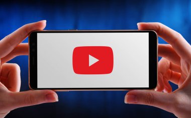 POZNAN, POL - 21 Mayıs 2020: Merkezi San Bruno, Kaliforniya 'da bulunan bir Amerikan video paylaşım sitesi olan YouTube' un logosunu gösteren akıllı telefon. Google 'ın yan kuruluşları olarak çalışır.