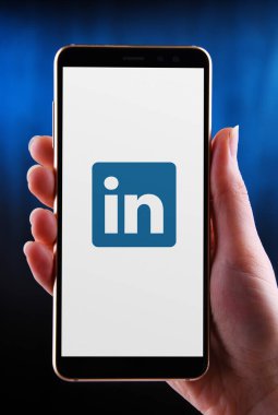 POZNAN, POL - 21 Mayıs 2020: LinkedIn 'in akıllı telefon logosu, internet siteleri ve mobil uygulamalarla çalışan bir Amerikan iş ve iş odaklı hizmet