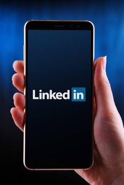 POZNAN, POL - 21 Mayıs 2020: LinkedIn 'in akıllı telefon logosu, internet siteleri ve mobil uygulamalarla çalışan bir Amerikan iş ve iş odaklı hizmet