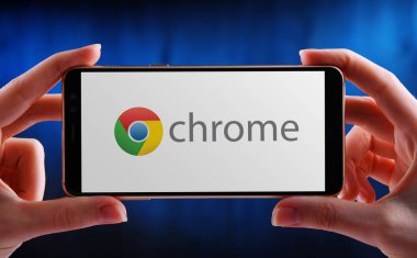 POZNAN, POL - 21 Mayıs 2020: Google tarafından geliştirilen bir ağ tarayıcısı olan Google Chrome 'un akıllı telefon görüntüleme logosu