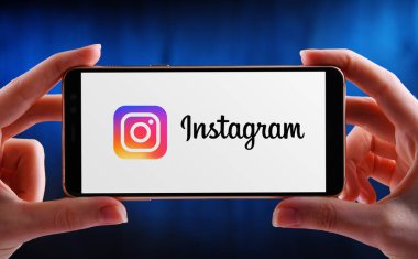 POZNAN, POL - 21 Mayıs 2020: Instagram 'ın logosunu gösteren akıllı telefon, Facebook' a ait bir fotoğraf ve video paylaşım sosyal ağ servisi